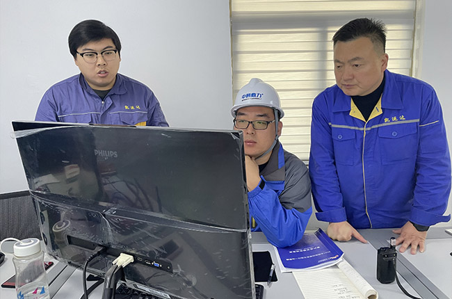 售后人員對(duì)時(shí)產(chǎn)1000噸智能化骨料生產(chǎn)線現(xiàn)場(chǎng)排查