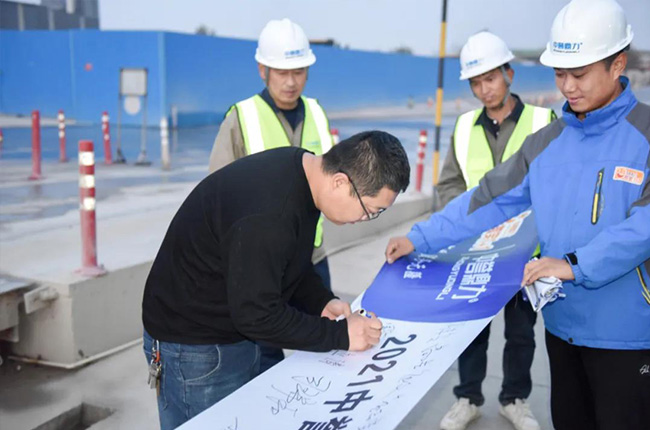 藍(lán)天衛(wèi)士環(huán)保材料負(fù)責(zé)人與中譽(yù)鼎力售后團(tuán)隊(duì)合影留念