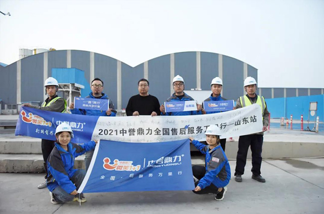 藍(lán)天衛(wèi)士環(huán)保材料負(fù)責(zé)人與中譽(yù)鼎力售后團(tuán)隊(duì)合影留念