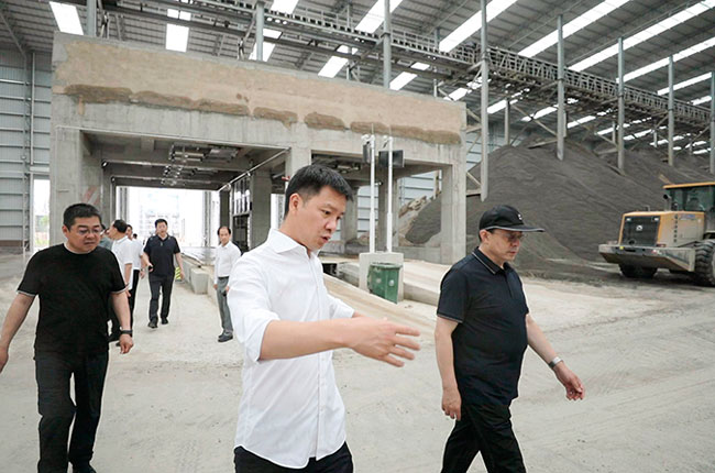 考察遠大新材項目生產(chǎn)線及成品料倉.jpg