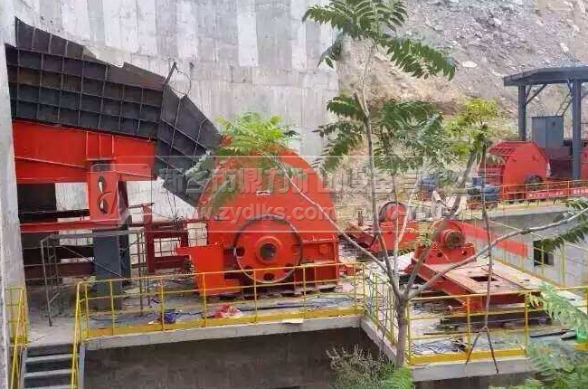 錘式破石機使用現(xiàn)場