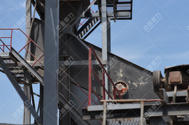 碎石生產(chǎn)線上的振動(dòng)篩